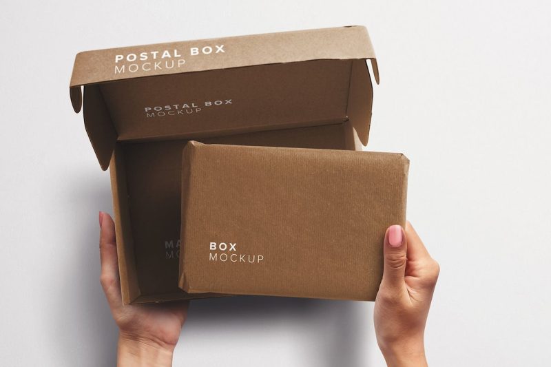 手里拿着打开的邮政快递信箱和包裹PSD样机素材 Postal delivery box prototype material