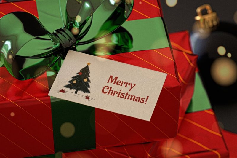 圣诞礼物堆与卡片样机素材 (PSD) christmas-gift-pile-with-card-mockup