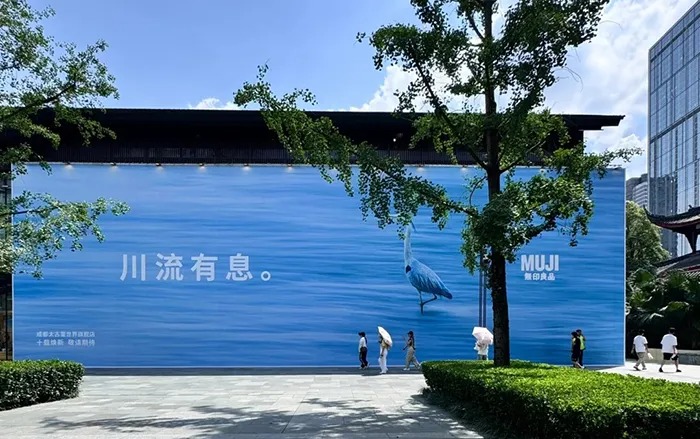 2025年度十大创意户外广告设计盘点：引人注目的视觉杰作