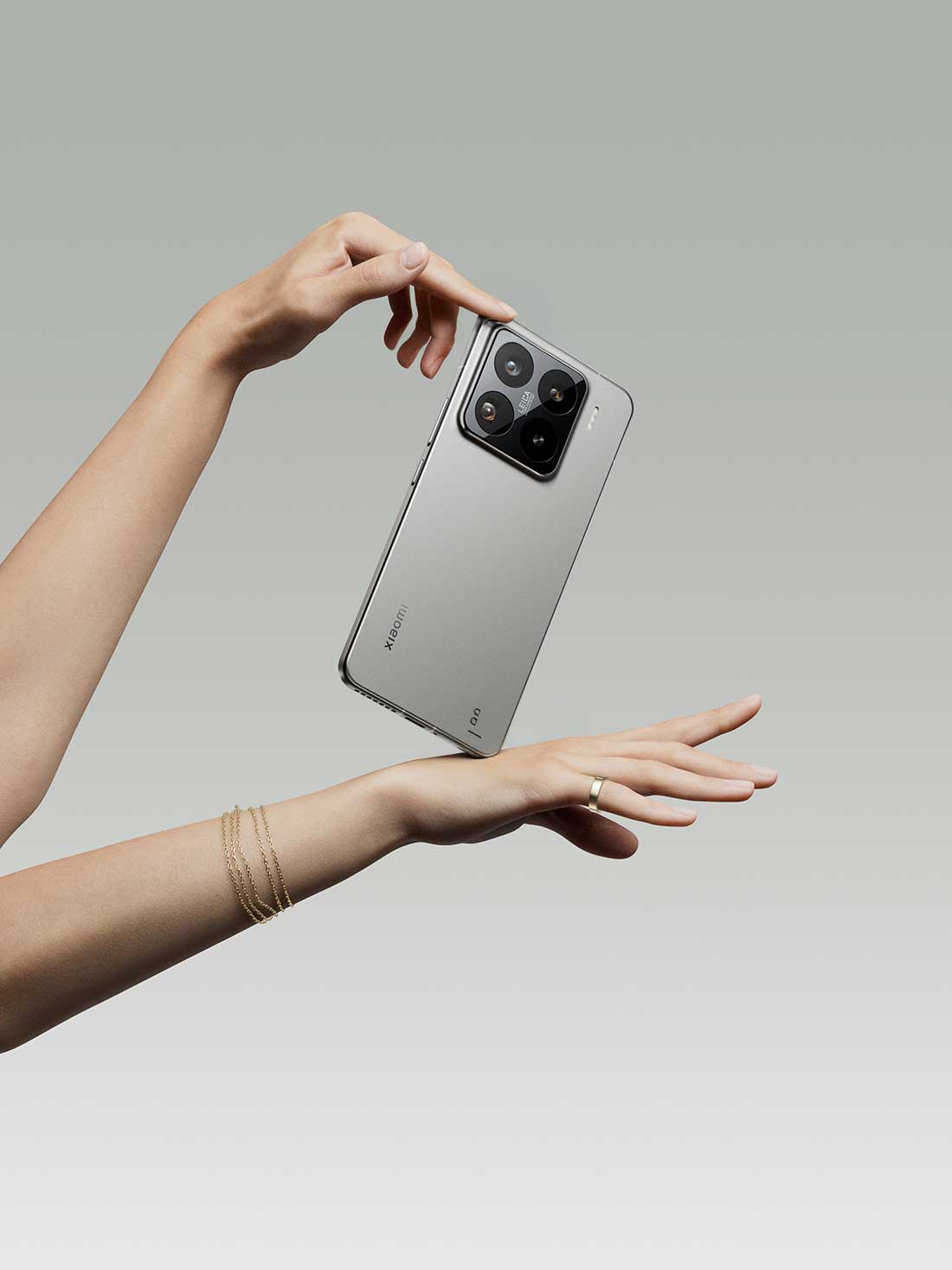 C4D手拿小米15手机渲染工程绑定手模型C4D模型下载