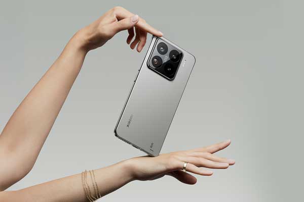 C4D手拿小米15手机渲染工程绑定手模型C4D模型下载